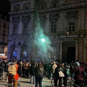 "Scandale à Lyon : Arrestations suite aux violences lors d'une célébration anti-Le Pen"