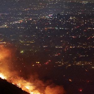 "Alerte à Hollywood : incendies meurtriers évacuent les célébrités et menacent la ville des stars"