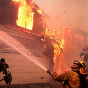 "Découvrez pourquoi les Américains persistent à bâtir en bois malgré les incendies de Los Angeles"