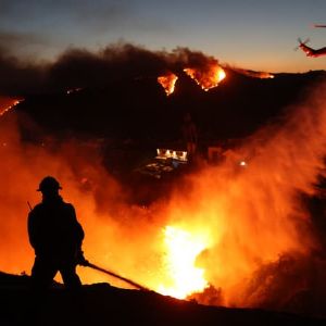 Des incendies en Californie : fausse vidéo virale montrant le panneau Hollywood brûlé par les flammes