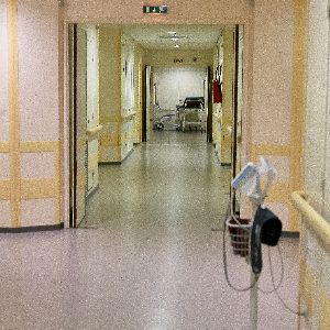 "Drame aux urgences : une patiente de 20 ans meurt après des heures d’attente"