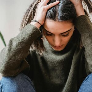 "Elle pensait avoir une simple migraine hormonale, mais la réalité fut bien plus terrifiante"