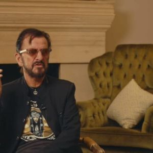 "Énorme annonce : Ringo Starr des Beatles passe à la country pour son album 'Look Up' !"