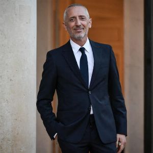 Gad Elmaleh dévoile enfin la raison surprenante pour laquelle il n'a pas obtenu la nationalité française, Laurent Delahousse insiste