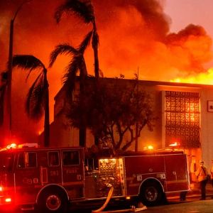 "Incendies dévastateurs à Los Angeles en hiver : explications sur la situation hors norme"