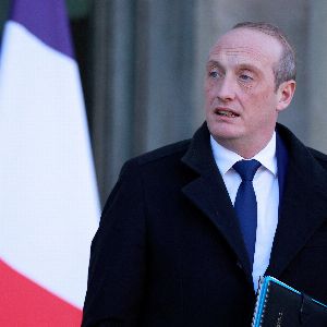 "Le gouvernement envisage de supprimer les trois jours de carence dans la fonction publique"