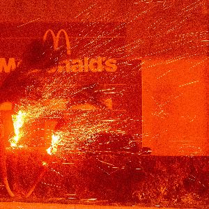 "Le McDonald’s en flammes à Los Angeles : symbole fort des conséquences environnementales et politiques aux États-Unis"