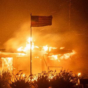 "Los Angeles en proie aux incendies : l'exode des habitants face aux flammes dévastatrices"