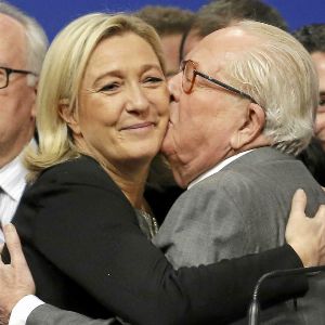 "Marine Le Pen libérée par la mort de son père : vers le pouvoir sans obstacle ?"