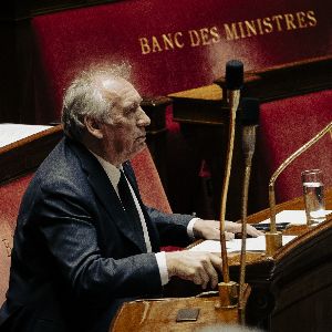 "Réforme des retraites : enjeux cruciaux pour le gouvernement Bayrou"