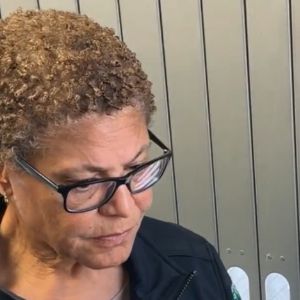 "Révélation choc : la maire Karen Bass critiquée pour son mutisme face aux incendies qui ravagent Los Angeles"