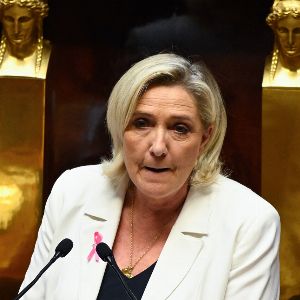 "Révélations choc sur l'hommage à Jean-Marie Le Pen : Marine Le Pen sous pression, un proche balance"