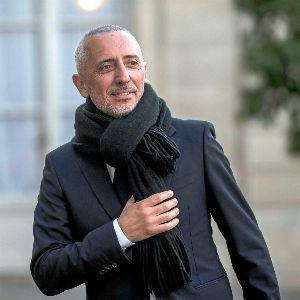 "Révélations sur les raisons du non-statut français de Gad Elmaleh"