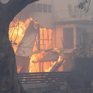 "Stars françaises et américaines touchées par les incendies monstres à Los Angeles ! Découvrez qui est concerné."