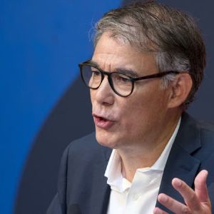 "Tensions à gauche : Faure contre Mélenchon sur les négociations budgétaires"