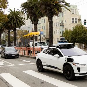 Un Américain bloqué dans un taxi autonome Waymo tournant en rond et risquant de manquer son vol