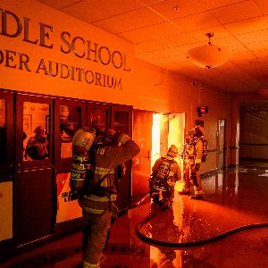 "Urgence à Los Angeles : les pompiers en difficulté face aux incendies et à la pénurie d'eau"