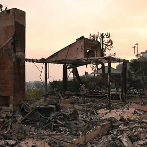 "Alerte : Couvre-feu décrété face aux incendies à Los Angeles"