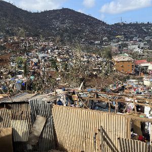 "Alerte cyclonique à Mayotte : temps troublé après cyclone Chido, rentrée scolaire reportée"