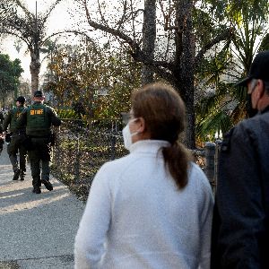 "Alerte sécurité: Les habitants de Los Angeles armés face aux pillages après les incendies"