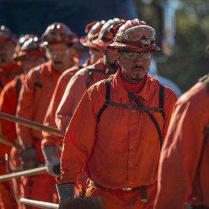 "Explosif ! Des prisonniers au front contre les incendies à Los Angeles"