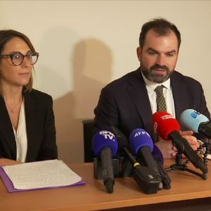 "Expulsion d'un influenceur controversé : ses avocats protestent contre une décision contestée"