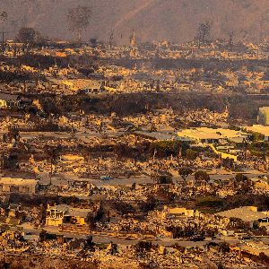 "Incendies à Los Angeles : 10 morts et flammes incontrôlables, la situation s'aggrave"