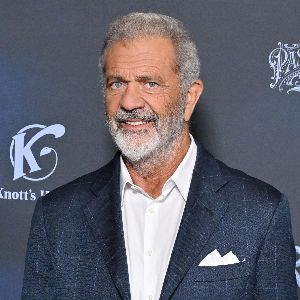 "Incendies à Los Angeles : Mel Gibson retrouve sa maison en cendres, ses poules en sécurité"