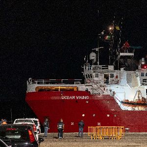 "Incroyable sauvetage de plus de 100 migrants en détresse par l'Ocean Viking !"