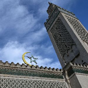 "La Mosquée de Paris impose une prière pour la France après les incidents récents"