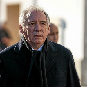 "Le dilemme solitaire de François Bayrou : entre gains et pertes"