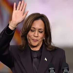 "Le futur incertain de Kamala Harris : Quelles options politiques après la défaite?"