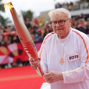 "Le plus vieux porteur de la flamme olympique décède à 102 ans : retour sur la vie de Roger Lebranchu, résistant et champion d'aviron"