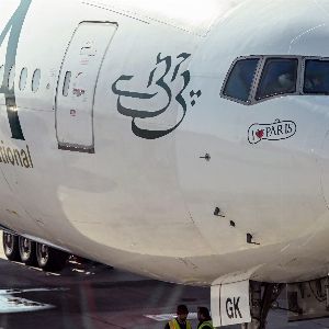 "Le retour de Pakistan International Airlines en France fait polémique avec une publicité maladroite"