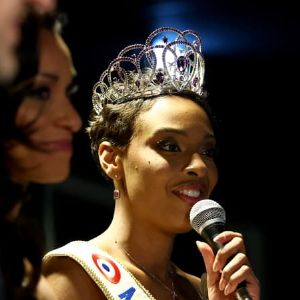 "Le scandale de Miss France 2025 : pourquoi refuse-t-elle de prendre position sur Charlie Hebdo?"