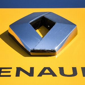 "Renault frappe fort : la Renault 5 électrique remporte le titre de voiture européenne de l’année 2025"