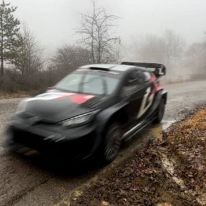 "Révélation exclusive : Elfyn Evans teste son bolide au col de Faye avant le Rallye Monte-Carlo"