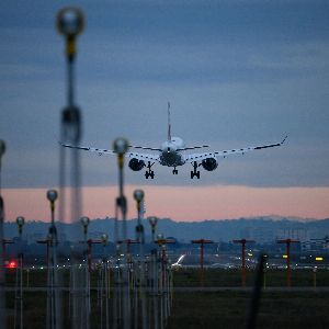 "Scandale fiscal dans le ciel : le retour de la taxe sur les billets d'avion divise le secteur aérien"