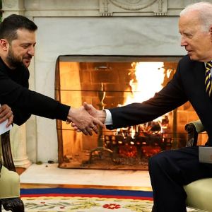 "Zelensky reconnaissant envers Biden pour son soutien face à la guerre en Ukraine"