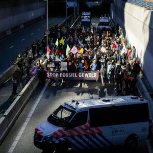 "700 arrestations : la répression des manifestants pour le climat aux Pays-Bas fait scandale"