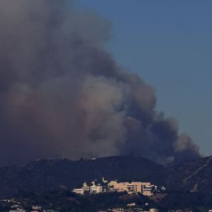 "Alerte : Le Mexique déploie des renforts pour éteindre les incendies à Los Angeles"