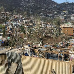 "Alerte rouge à Mayotte : confinement imminent face au cyclone Dikeledi"