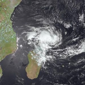 "Alerte rouge à Mayotte : cyclone Dikeledi menace l'archipel après le passage de Chido"