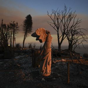 "Chaos à Los Angeles : morts, critiques et incendies incontrôlables"