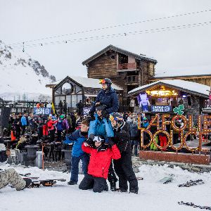 "Découvrez l'ambiance festive des Restos dancing d’altitude la Folie douce à Val d’Isère"