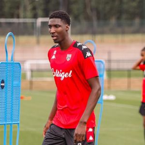 "Incroyable : un footballeur de Guingamp sauve une femme en rattrapant un voleur de téléphone à Annecy !"