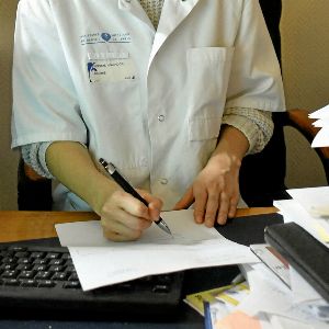 "Révélations : le grand écart des revenus entre médecins - découvrez qui gagne jusqu'à 417 000 euros par an !"