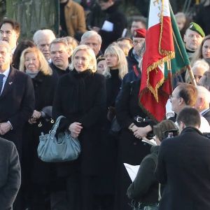 "Scandale aux obsèques de Jean-Marie Le Pen : heurts et tensions pendant la cérémonie"