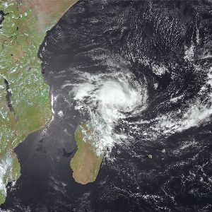 "Alerte rouge à Mayotte face au cyclone Dikeledi : la population se prépare"