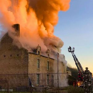 "Incendie ravageur dans un manoir classé aux monuments historiques en Bretagne"